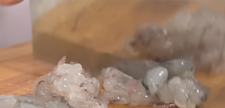 Tôm sơ chế sạch rồi băm nhỏ